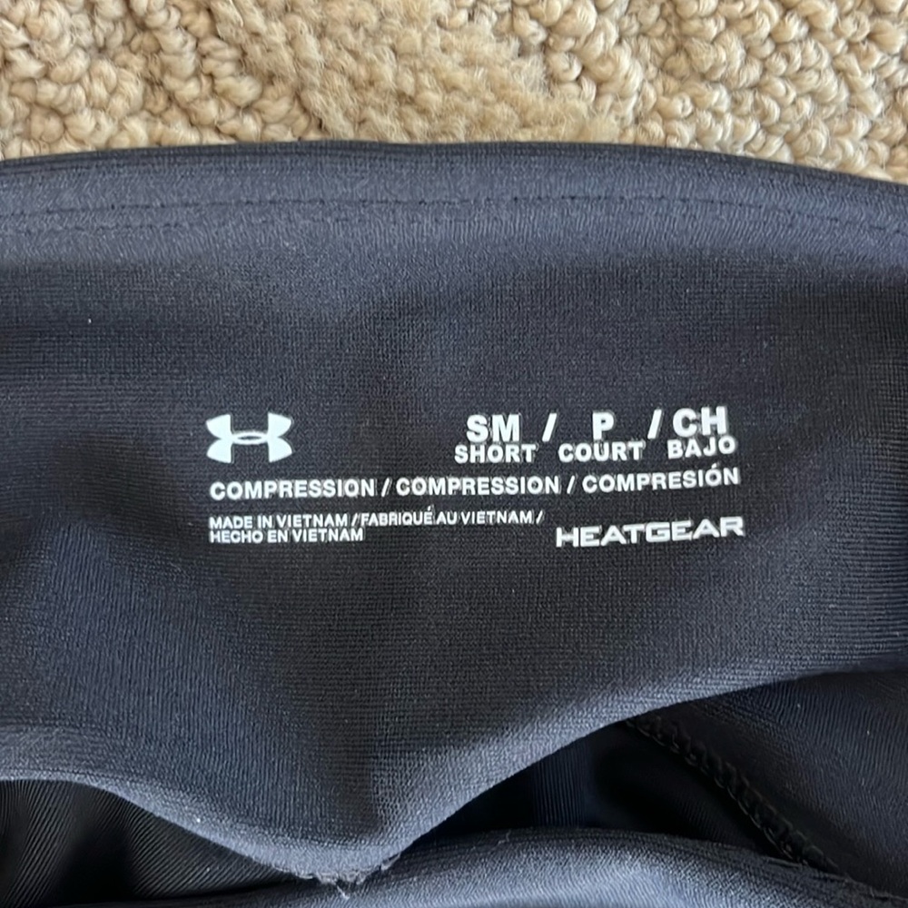 NWOT Under Armour Heatgear Compression Leggings Size Small Short Black - Picture 2 of 5